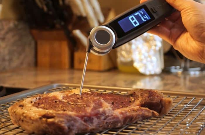 https://www.chefstemp.com/wp-content/uploads/2023/02/accurate-reading-food-thermometer.jpg