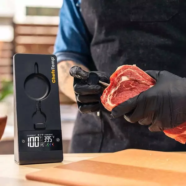  Use a thermometer to check the internal temperature of the steak.